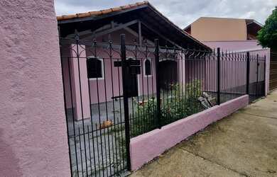 Imagem: A casa possui 4 Dormitórios, 3 Banheiros, 2 Vagas na garagem