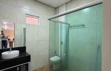 Imagem: A casa possui 3 Dormitórios, 2 Banheiros e 5 Vagas na garagem