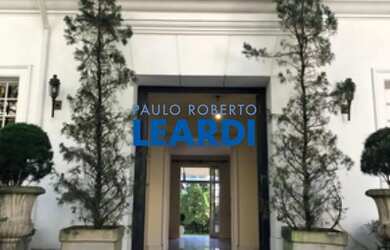 Imagem: A casa possui 4 Dormitórios, 5 Banheiros, 5 Vagas na garagem