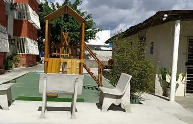 Imagem: O apartamento possui 2 Dormitórios, 1 Banheiro, 1 Vaga na garagem