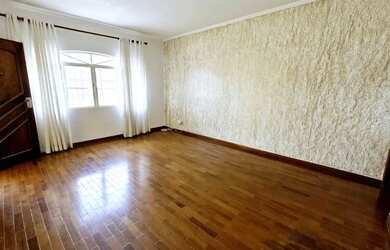 Imagem: A casa possui 4 Dormitórios, 3 Banheiros, 3 Vagas na garagem