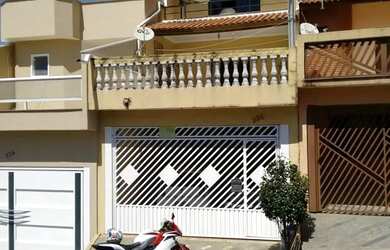 Imagem: A casa possui 4 Dormitórios, 4 Banheiros, 2 Vagas na garagem