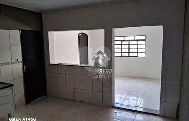 Imagem: A casa possui 3 Dormitórios, 1 Banheiro, 2 Vagas na garagem