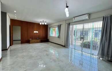 Imagem: A casa possui 3 Dormitórios, 2 Banheiros, 2 Vagas na garagem