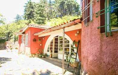 Imagem: A casa possui 4 Dormitórios, 5 Banheiros, 1 Vaga na garagem