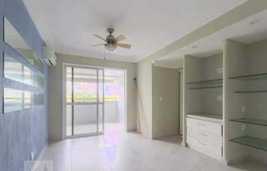 Imagem 2: Lindo 2 qts , varanda e repleto de armários, td espaçoso . Vista indevassada...