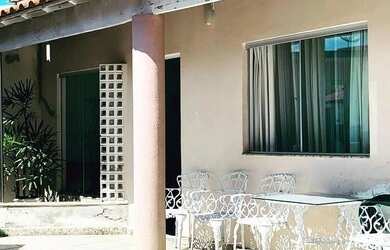 Imagem: A casa possui 3 Dormitórios, 3 Banheiros, 2 Vagas na garagem