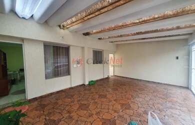 Imagem: A casa possui 2 Dormitórios, 2 Banheiros, 2 Vagas na garagem