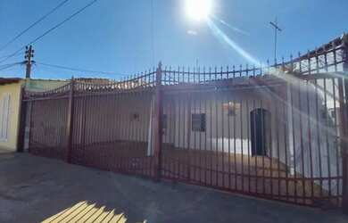 Imagem: A casa possui 3 Dormitórios, 2 Banheiros, 1 Vaga na garagem