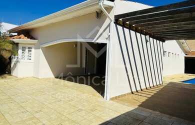 Imagem: A casa possui 3 Dormitórios, 3 Banheiros, 4 Vagas na garagem