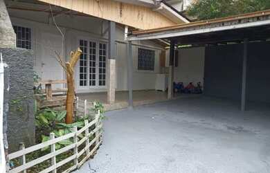 Imagem: A casa possui 5 Dormitórios, 2 Banheiros, 3 Vagas na garagem