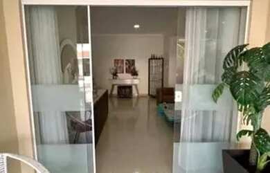 Imagem: A casa possui 3 Dormitórios, 2 Banheiros, 350m² de Área e