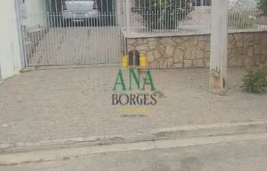 Imagem: A casa possui 3 Dormitórios, 2 Banheiros, 4 Vagas na garagem