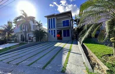 Imagem: A casa em condomínio possui 4 Dormitórios, 4 Banheiros, 4