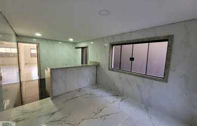 Imagem: A casa possui 3 Dormitórios, 4 Banheiros, 2 Vagas na garagem