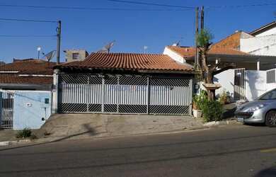 Imagem: A casa possui 4 Dormitórios, 3 Banheiros, 2 Vagas na garagem