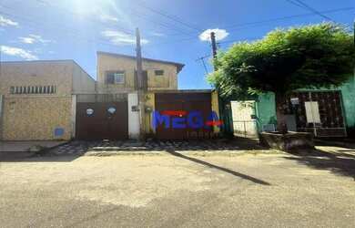 Imagem: A casa possui 3 Dormitórios, 2 Banheiros, 1 Vaga na garagem