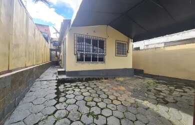 Imagem: A casa possui 2 Dormitórios, 1 Banheiro, 1 Vaga na garagem