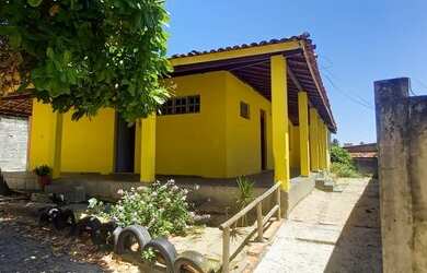 Imagem: A casa possui 5 Dormitórios, 3 Banheiros, 4 Vagas na garagem