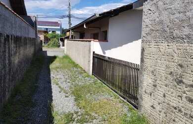 Imagem: A casa possui 4 Dormitórios, 3 Banheiros, 3 Vagas na garagem