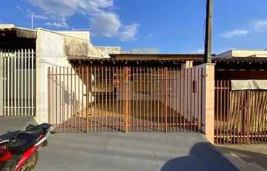 Imagem: A casa possui 2 Dormitórios, 1 Banheiro, 2 Vagas na garagem