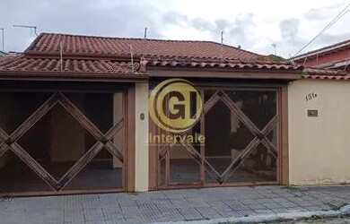 Imagem: A casa possui 3 Dormitórios, 1 Banheiro, 2 Vagas na garagem