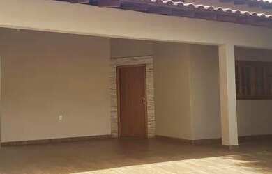 Imagem: A casa possui 3 Dormitórios, 3 Banheiros, 2 Vagas na garagem