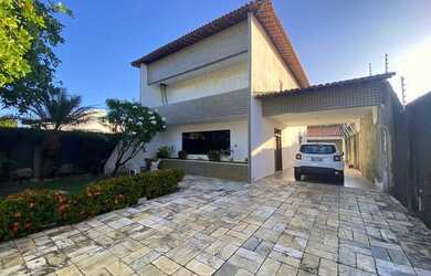 Imagem: A casa possui 4 Dormitórios, 4 Banheiros, 5 Vagas na garagem