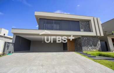 Imagem: A casa possui 4 Dormitórios, 5 Banheiros, 3 Vagas na garagem