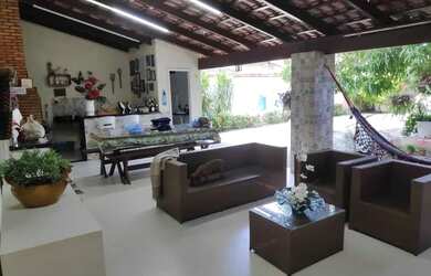 Imagem: A casa possui 3 Dormitórios, 1 Banheiro, 2 Vagas na garagem