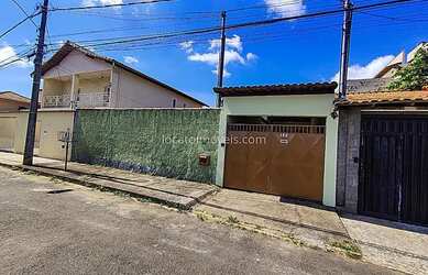 Imagem: A casa possui 4 Dormitórios, 2 Banheiros, 3 Vagas na garagem