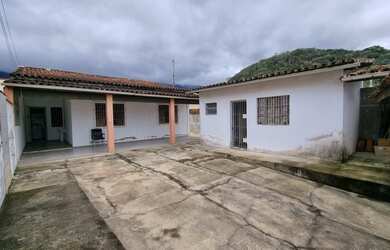 Imagem: A casa em condomínio possui 4 Dormitórios, 1 Banheiro, 2 Vagas