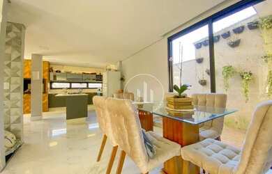 Imagem: A casa possui 4 Dormitórios, 4 Banheiros, 2 Vagas na garagem