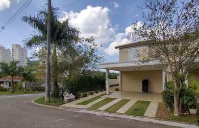 Imagem: A casa em condomínio possui 3 Dormitórios, 1 Banheiro, 2 Vagas