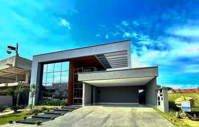 Imagem: A casa possui 4 Dormitórios, 5 Banheiros, 3 Vagas na garagem