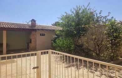 Imagem: A casa possui 3 Dormitórios, 3 Banheiros, 2 Vagas na garagem