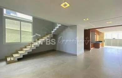 Imagem: A casa possui 5 Dormitórios, 5 Banheiros, 4 Vagas na garagem