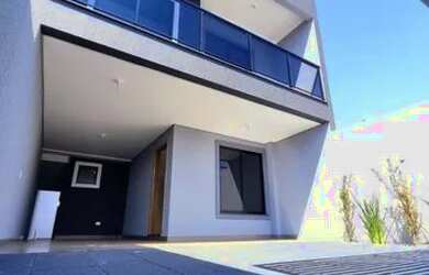 Imagem: A casa possui 3 Dormitórios, 4 Banheiros, 3 Vagas na garagem