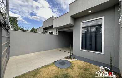 Imagem: A casa possui 3 Dormitórios, 2 Banheiros, 2 Vagas na garagem