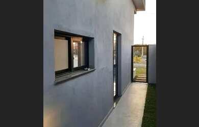 Imagem: A casa em condomínio possui 3 Dormitórios, 2 Banheiros, 1