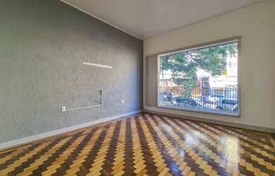 Imagem: A casa possui 1 Dormitório, 2 Banheiros, 5 Vagas na garagem