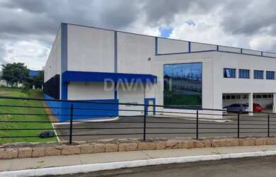 Imagem: O depósito possui 5 Vagas na garagem, 1.944m² de Área e