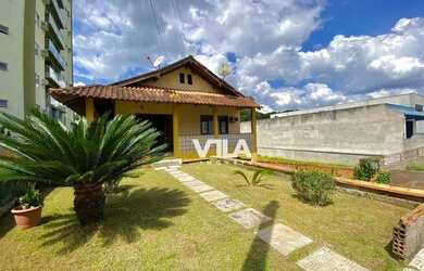 Imagem: A casa possui 3 Dormitórios, 2 Banheiros, 3 Vagas na garagem