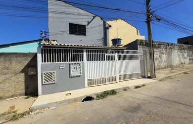 Imagem: A casa possui 2 Dormitórios, 1 Banheiro, 1 Vaga na garagem