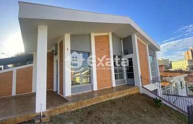 Imagem: A casa possui 4 Dormitórios, 3 Banheiros, 4 Vagas na garagem