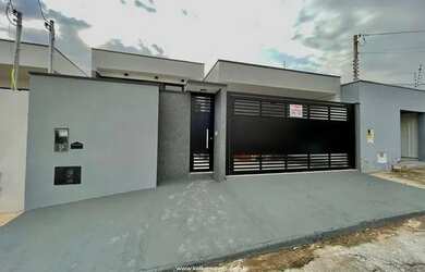 Imagem: A casa possui 3 Dormitórios, 2 Banheiros, 2 Vagas na garagem