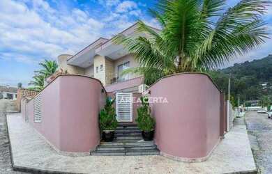 Imagem: A casa possui 3 Dormitórios, 4 Banheiros, 2 Vagas na garagem