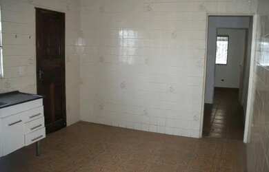 Imagem: A casa possui 3 Dormitórios, 1 Banheiro, 1 Vaga na garagem