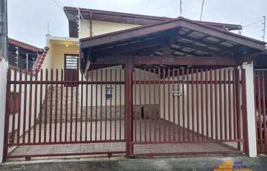 Imagem: A casa possui 2 Dormitórios, 1 Banheiro, 1 Vaga na garagem