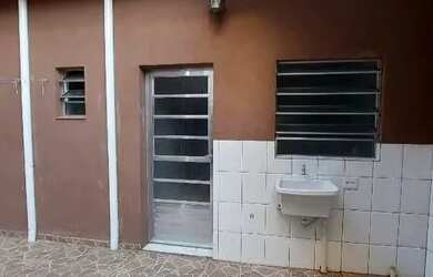 Imagem: A casa possui 1 Dormitório, 1 Banheiro e está localizado